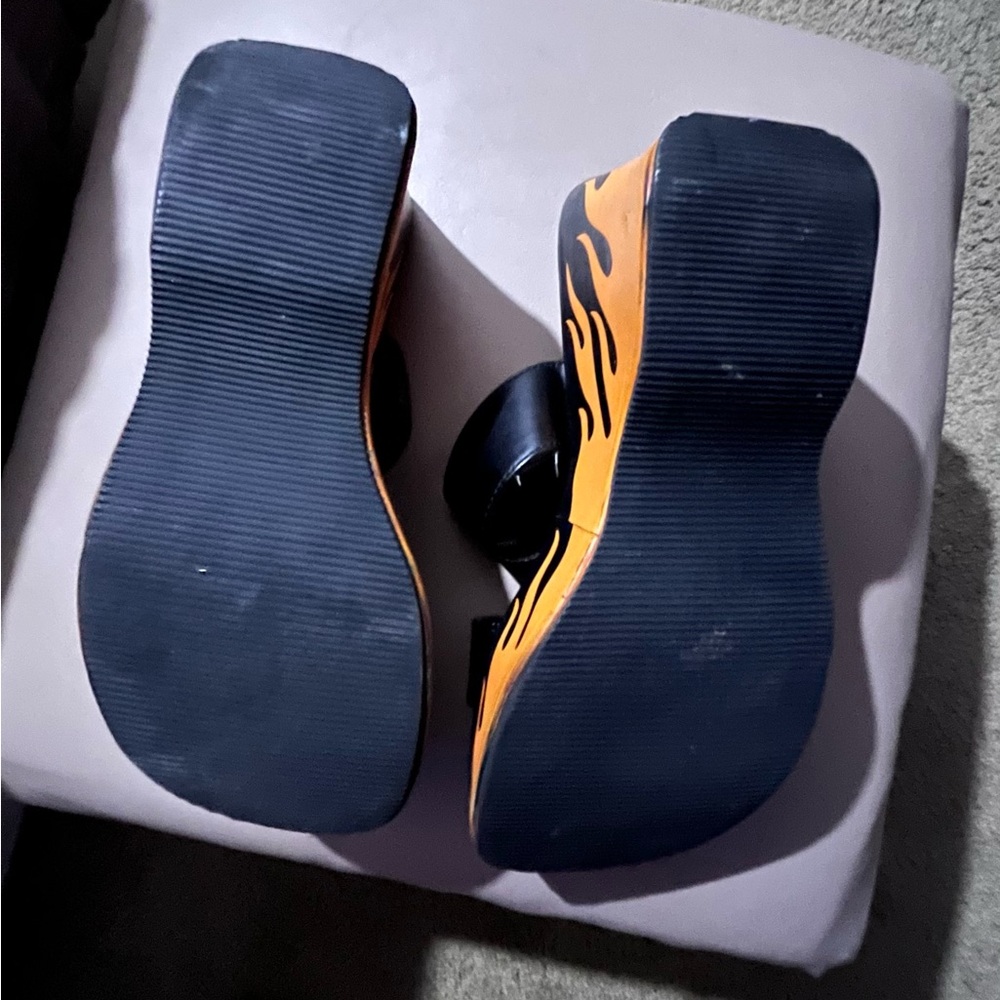 Harley-Davidson Black Platform Wedge Sandals with Orange Flame Motif - Picture 4 of 6